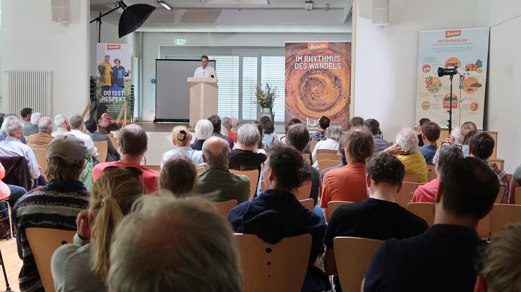 Voller Saal mit Zuhörenden beim Vortrag von Albrecht Schad, Autor des Buches "Vom Leben unserer Erde".