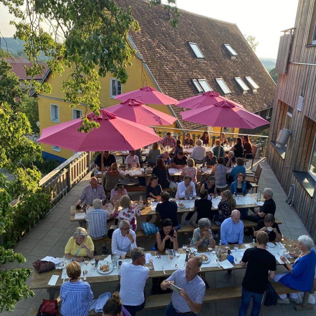 Terrasse mit Gästen Hofkäserei Heggelbach